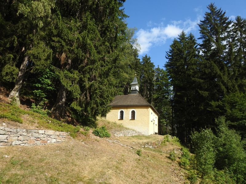   Kaple sv. Anny na Staré hoře a zázračná studánka v Krkonoších.